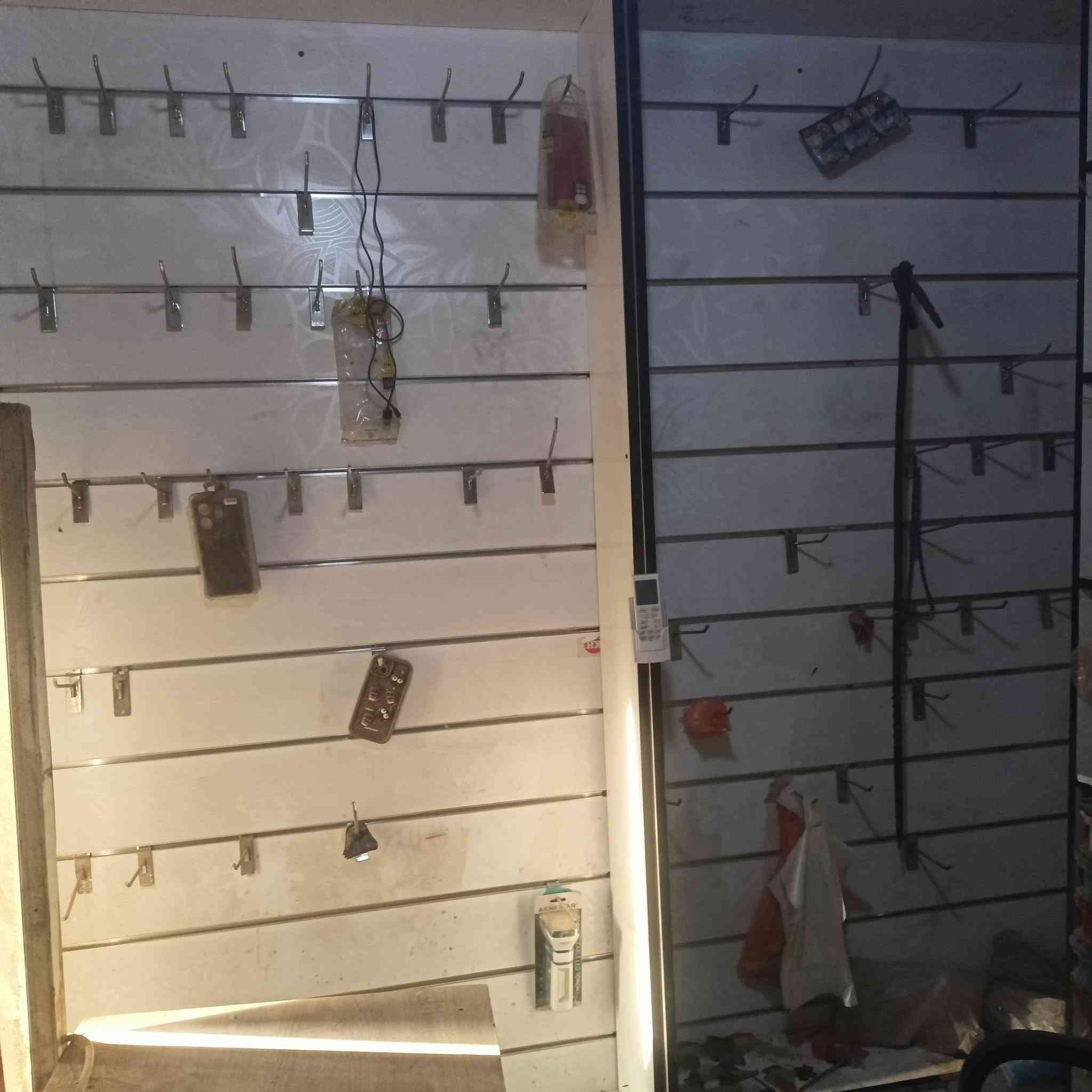 غراض محل للبيع متكامله بردات 2عمودي 1طرحي مال موطه رفوف فاترينات 4القياس العرض مترونص الرتفا ع 2متر 
+ميز مال مخضر+رفوف خشب 2+رف ألمنيوم هوه وبيبانه كاملات+ميزان/ المحل بنزله)علمن المحل معروض لليجار الي يئجر يشتري الغراض ***********

