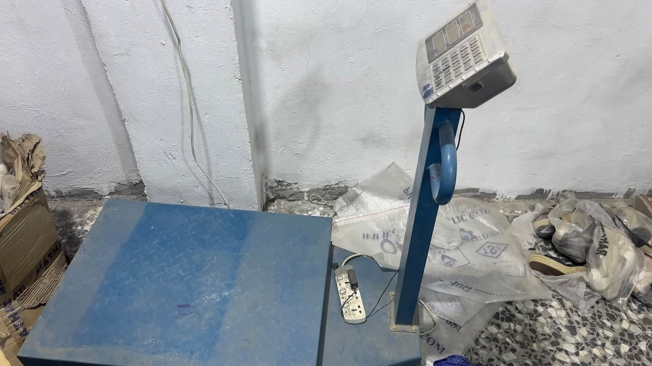 سلام عليكم ميزان ثقيل مستخدم جداً قليل
ماخذه 350 الف من سوق صفافير للبيع خلي سعرك 
مكاني بغداد كماليه واتساب ***********
