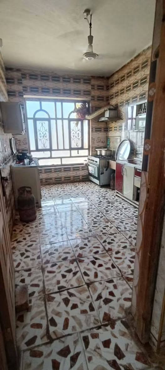 بيت للبيع ابي غرق حي الجواد بشارع القائد ابو تراب يرهم قسط بمقدمه 40 سعر النقد 65 وبي مجال مساحة البيت 250متر سند 25 تحويل باسم المشتري لتواصل خاص
