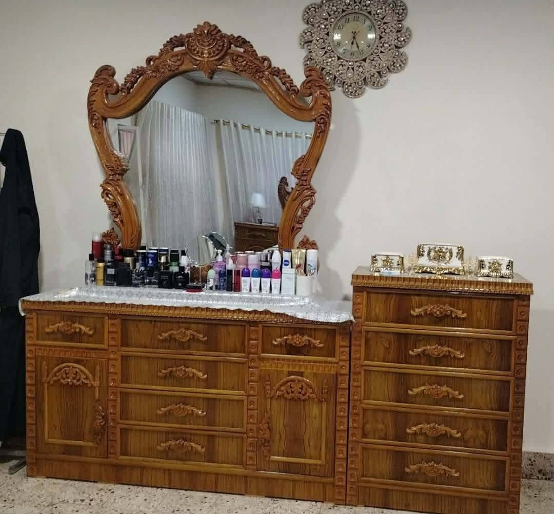 غرفه نوم عراقي مستعمله شيء قليل خشب ثقيل قبل شهرين نفصلها بثلاث ملايين واريده بمليونين ورقم تلفوني ***********

