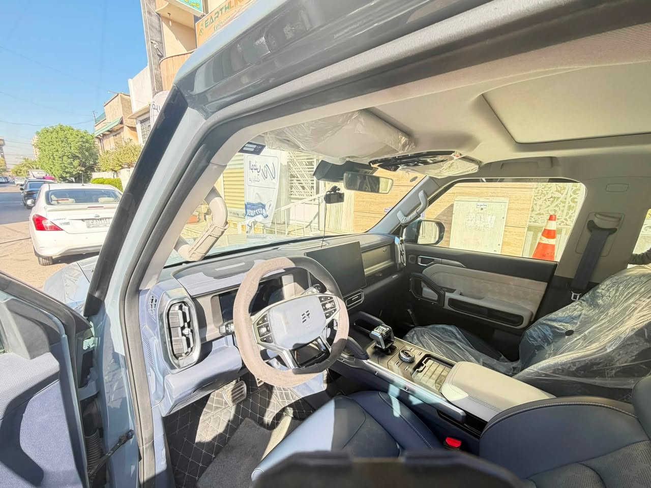 جيتور T2 1.5L Plug-in Hybrid LUXURY

هايبرد

وكاله هارلم

الموديل: 2026 (خليجي)

العداد: صفر 24000

المحرك: 4 أسطوانات 1.5L تيربو + محرك كهربائي القوة الاجمالية 380 حصان

عزم الدوران (نيوتن-م): 610

ناقل الحركة: أوتوماتيكي مخصص لنظام الهايبرد 3DHT

نظام الدفع: نظام دفع بالعجلات الامامية

سعة البطارية كيلووات/س: 26.7

بشحنة كهربائية وتعبئة وقود كاملة يصل المدى إلى 1100 كم 

استهلاك الوقود:  6.3لتر لكل 100 كم

الضمان الأساسي: 6 سنوات وعداد كيلومترات مفتوح 

ضمان المحرك: 10 سنوات او 1،000،000 كم 

ضمان البطارية : 8 سنوات او 150,000 كم (ايهما اولا)

المواصفات

*فتحة سقف بانوراما بقياس 1.1م

*إطارات قياس 20 إنچ

*الصندوق شفط

*الشباك الامامي شعار جيتور مضاء

*عروض ضوئية وموسيقية استعراضية 

*رادار تفاعلي

*نظام القيادة شبه الذاتية

*نظام الكبح التلقائي في حالة الطوارئ

*كاميرات محيطية 540 درجة

*حساسات أمامية وخلفية

*نقطة العمياء 

*  تحذير مغادرة المسار

*  المساعدة للبقاء في المسار

*شاشة التحكم بقياس 15.6 إنچ

*شاشة القيادة بقياس 10.25 إنچ

*نظام صوتي 12 سماعات من Sony

*نظام أبل كاربلاي وأندرويد أوتو 

*نظام اوامر صوتية

*المقاعد من الجلد الفاخر 

*مقعد السائق والراكب كهربائي و مبردة 

*  ذاكرة مقاعد امامية لحفظ 3 وضعيات

*إنارة محيطية متعددة الالوان 

*عتبات الأبواب مضيئة 

*مصابيح أوتوماتيكية LED مع مصابيح نهارية

*التكييف التلقائي مع الضوء العالي

*نظام تقليل الضجيج  مع زجاح مزدوج

*المرايا الجانبية قابلة للطي كهربائياً ومدفئة

*(بصمة) و تشغيل عن بعد

*  إغلاق نوافذ وفتحة السقف عن بعد

*شاحن لاسلكي سريع

*نظام تنقية الهواء PM2.5 

*مسند الذراع الوسطي مع ثلاجة

 *انماط قيادة متعددة 

*وسائد هوائية امامية و جانبية عدد 6 

*حساسات مطر 

*دوسات جانبية

*نظام التحكم بنزول المنحدرات

*نظام المساعدة لصعود المرتفعات

***********
