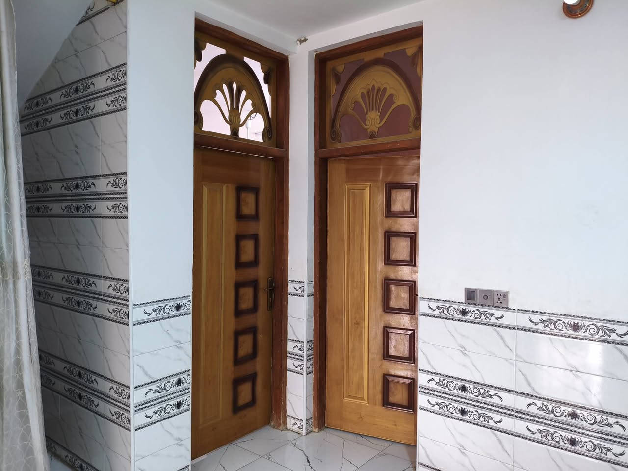 بيت مساحه 500 متر البناء 200 متره طابوق بناء جديد طاب صرف تحويل مباشر قرب شارع 20 تبلي تبليط جديد ***********
