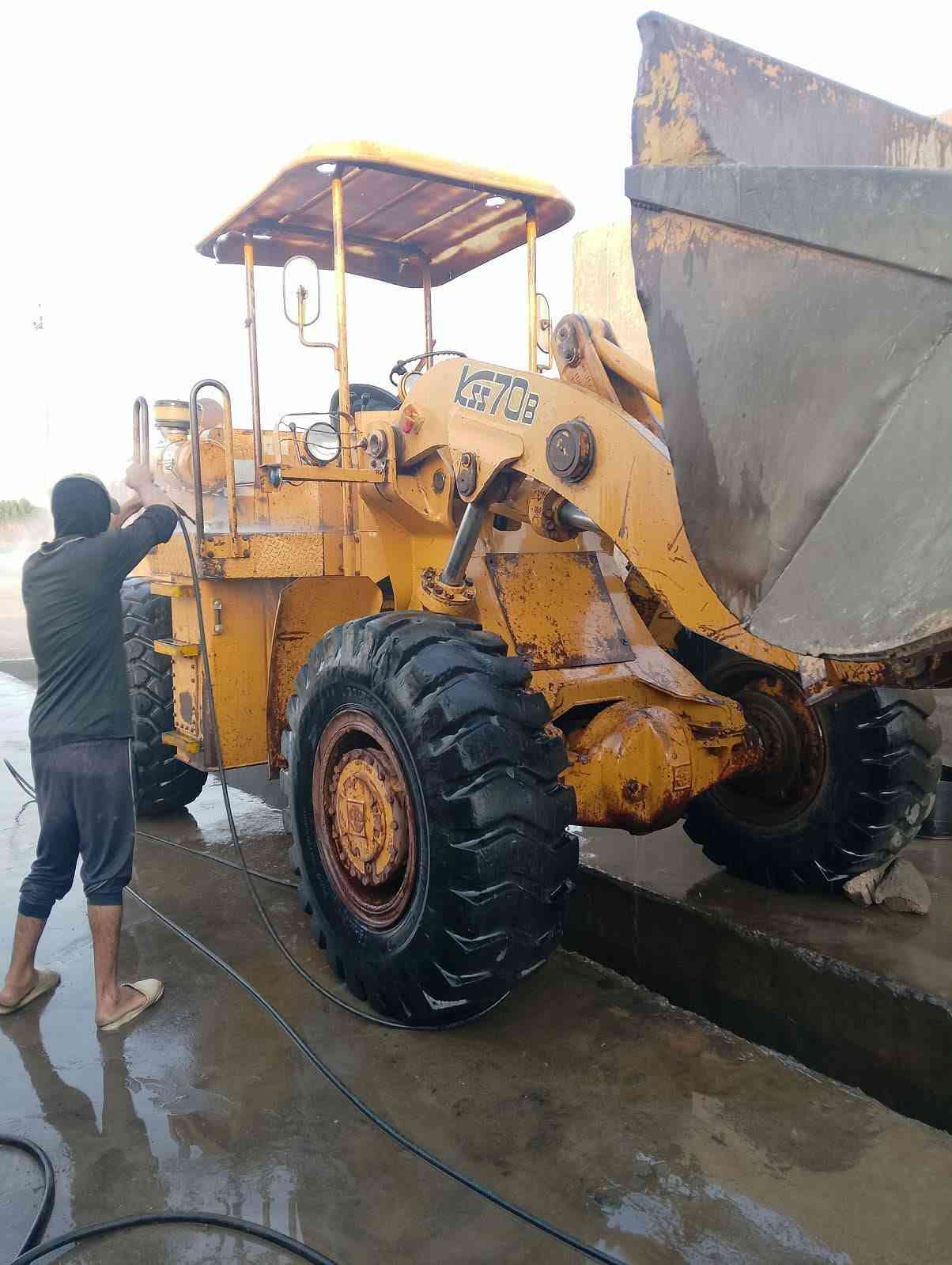 يالله،، بسم الله الرحمن الرحيم،،
حجم 70B موديل 85 رقم مثنى الإنكليزي سنويه مجدده 
تحويل مباشر،، صبغ بلاد ،، تخم تاير جديد ،، صينيه مجفته جديد ،، بريك ويلين فقط ،، محرك بلاد استندر لاصرف ولا بخار ،، كير وضع الشركه مامفتوح،،، تركم بلاد شركه كهربائيات شغاله،، كيله معمره جديد بيام جدد شفل جاهز للشغل// مكان واسط // ( السعر 325$) قابل للتفواض 
الاستفسار *********** وات ساب 
*********** وات ساب رجا رجا ميعجبك اعبر المنشور واني خادم

