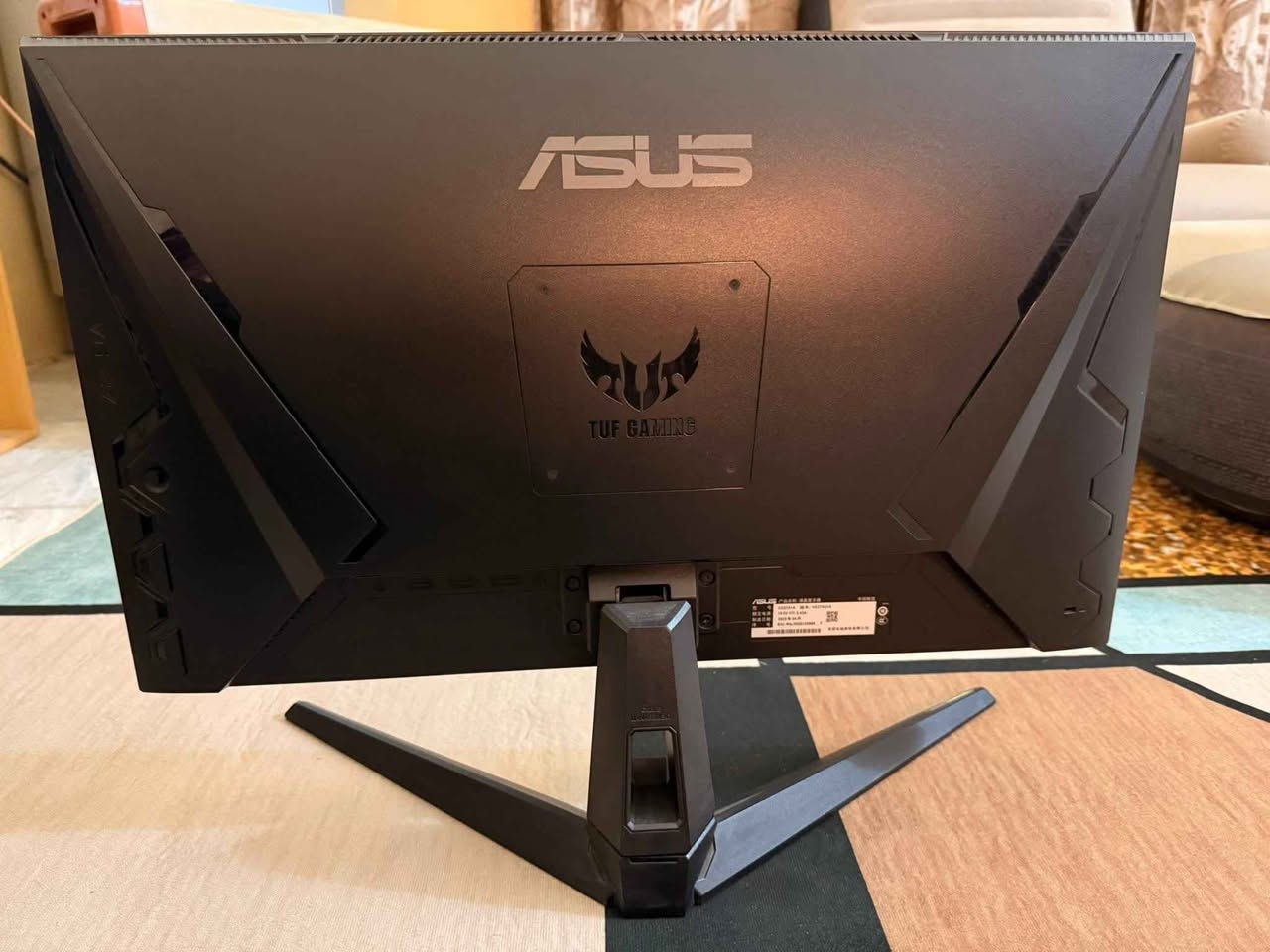 ا ASUS TUF Gaming VG27AQ1A 
– المواصفات التقنية

الشاشة
 • الحجم: 27 بوصة، IPS بدقة WQHD 2560×1440.  ￼
 • نسبة العرض: 16:9، مساحة عرض ~596.7×335.6 مم.  ￼
 • معدل التحديث: حتى 170 Hz (قابل للتفعيل عبر DisplayPort).  ￼
 • زمن الاستجابة: 1 ms MPRT.  ￼
 • السطوع: 250 cd/m² (Typ).  ￼
 • تباين: 1000:1 (Typ).  ￼
 • ألوان: 1.07 B (10-bit)، 130% sRGB، 96% DCI-P3 تقريباً.  ￼
 • دعم HDR: HDR10.  ￼
 • زوايا رؤية: 178°/178°.  ￼

تقنيات الألعاب والتحسين
 • G-SYNC Compatible وAdaptive-Sync.  ￼
 • Extreme Low Motion Blur (ELMB).  ￼
 • Shadow Boost, GamePlus, GameVisual.  ￼
 • Low Blue Light, Flicker-free.  ￼

الصوت والاتصالات
 • مكبرات صوت مدمجة 2×2 W.  ￼
 • منافذ: DisplayPort 1.2 ×1، HDMI 2.0 ×2، منفذ سماعة أذن 3.5 mm.  ￼

التصميم والميكانيكا
 • ميل (Tilt): +20° ~ -5°.  ￼
 • دوران (Swivel): +20° ~ -20°.  ￼
 • بدون تعديل ارتفاع.  ￼
 • دعم تركيب VESA 100×100 مم.  ￼
 • قفل كينسينجتون.  ￼

الطاقة والتشغيل
 • استهلاك طاقة < 35 W.  ￼
 • وضع توفير الطاقة < 0.5 W.  ￼

الأبعاد والوزن (تقريبي)
 • مع الحامل: 615×455×214 مم، وزن ~5.4 kg.  ￼
 • بدون الحامل: 615×367×51 مم، وزن ~4.3 kg.  

توصيل متوفر 

للتواصل على الخاص ￼ *********** حلة, بابل
