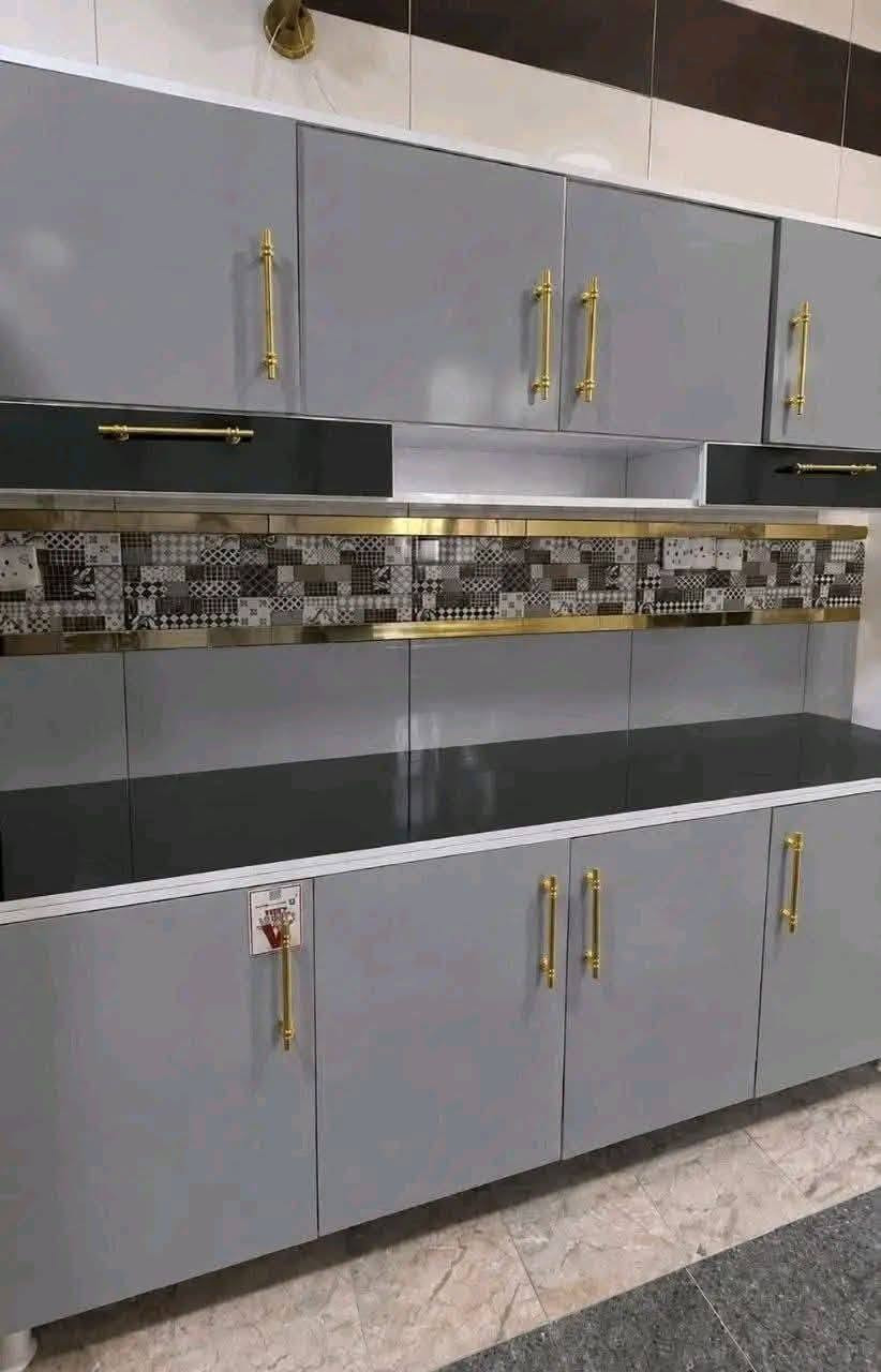 للبيع 🛑🛑 
🍽️ المطبخ بدون جرارات: 300 ألف
📏 القياسات: • الكاونتر: مترين
• السنك: متر وربع
• إمكانية إضافة جرارات حسب الطلب
🎨 متوفر ألوان وموديلات متعددة
📐 متوفر قياسات حسب الطلب
🚚 توصيل لجميع المحافظات
💗 اختاري اللون والموديل والقياس اللي يناسب مطبخچ، وخلي مطبخچ يصير أرتب وأجمل ✨
📩 للطلب والاستفسار  مراسلتنا خاص
او على الرقم ***********
