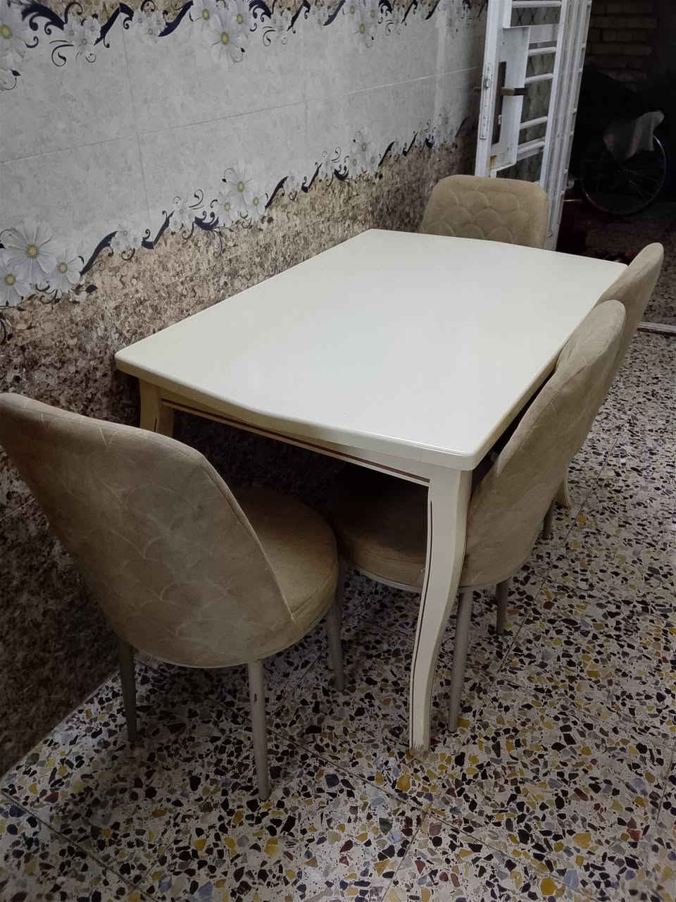 ميز طعام واربع كراسي للبيع السعر 150وبيه مجال أن شاء الله مكاني بغداد حي الخطيب قرب اسواق تفاحة ***********
