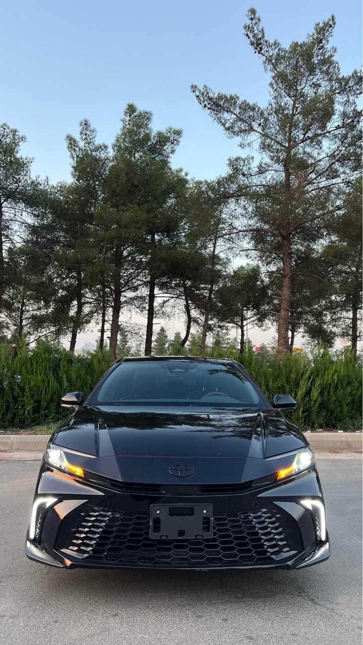 سڵاوتان لێبێت ئازیزان کامری مۆدێل 2025 مواسەفات  SEسەیارەکە تەنها 6,000 mile ڕۆشتووە تەنها چەمەلەخی سایەقی بۆیاخە بێ ناوگرتن رەسمی سۆنەرو شاصیم بۆ داناون خۆتان سەیری بکەن گێڕ و مەکینەی بەشەرت سەیارەکە ڕەقەم کاتییە 
مواسەفات :

بزوێنەر و هێز: بزوێنەری ۲.٥ لیتر (٤ سلیندەر) + سیستەمی هایبرید بەهێزی ۲۲٥ ئەسپ.
 گێڕ: گێڕی ئۆتۆماتیک (eCVT) زۆر نەرم و ئابووری.
 سەرفکردنی بەنزین: زۆر ئابوورییە و لە ڕیزبەندە هەرە باشەکانی ژینگەیی و ئابوورییە.
 دیزاینی دەرەوە:
 شێوەی وەرزشی (SE)
 تایەی سپۆڕت و جەنتای کڕۆم/ڕەش
 لایتی پێشەوە و دوای LED بە دیزاینی نوێ
 دیزاینی ناوەوە و ئاسوودەیی:
 کوشن نیوە چەرم (SofTex) بە دیزاینی وەرزشی
 سوکانی چەرم و ئامێری بەڕێوەبردنی گێڕ لەسەر سوکان (Paddle Shifters)
 سیستەمی فێنککردنەوە و گەرمکردنەوەی ئۆتۆماتیکی
 تەکنەلۆژیا و شاشە:
 شاشەی گەورەی تۆچ بە پشتیوانی Apple CarPlay و Android Auto بەبێ وایەر
 شەحنکردنەوەی وایەرلێس (Wireless Charging)
 سیستەمی دەنگی پێشکەوتوو
 سیستەمی سەلامەتی (Toyota Safety Sense 3.0):
 ڕادار و ڕاگرتنی ئۆتۆماتیکی لە کاتی مەترسیدا (Pre-Collision System)
 سیستەمی پاراستنی هێڵ و هۆشیارکردنەوە (Lane Departure Alert)
 ڕاداری دیاریکردنی دووری لە ئۆتۆمبێلی پێشەوە (Adaptive Cruise Control)
 ئاگادارکردنەوەی خاڵی کوێر (Blind Spot Monitor)
نرخی 222 وەرەقەو مەجال
ژمارەی مۆبایل : ***********
whatsApp&Viber✅ السليمانية, العراق
