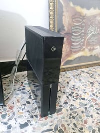 xbox one fat 500GB للبيع بي جويستك كيميسر احترافيه والعاب  Gtav Battle...