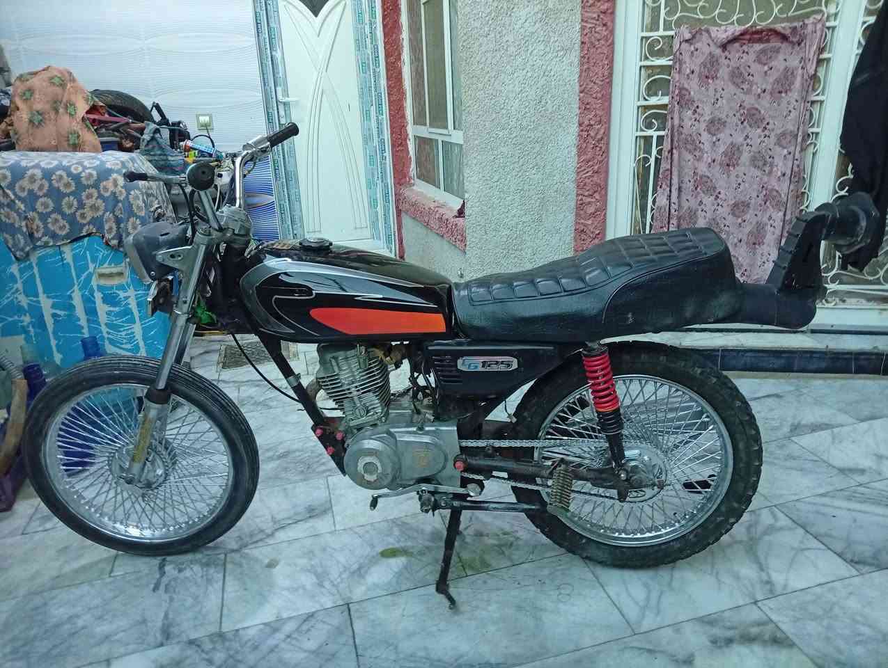 دراجه اربعه كير للبيع او للمراوس ب بطح بانده والدراجه معمره جديد اوراق أصولي محركها ارشه نضيف حيل الوياله نضاف حيل
الدبلات الاماميه مالت رابيدو 
الخلفيه مالت انتنس
ولفات صفر 01 بستم ناصي
تانكي جديد دوشمه جديده
 صالنصه رياضي جعره ام الخمس نجوم 
رأسطه حربي وزن ثقيل واكو البلاديه
ودشبول والاغراض البقيه موجودات
ضفيره شغاله دراجه كامله تجي تفحص وتروح 
المازدات شغالات موجودات 
صفاحيات جدد
مكاني حله ابو خستاوي شارع ميه
السعر 500 وبيها مجال بسيط
واذا اكو بطح بانده اراوس
خاص متواجد واتساب ***********
