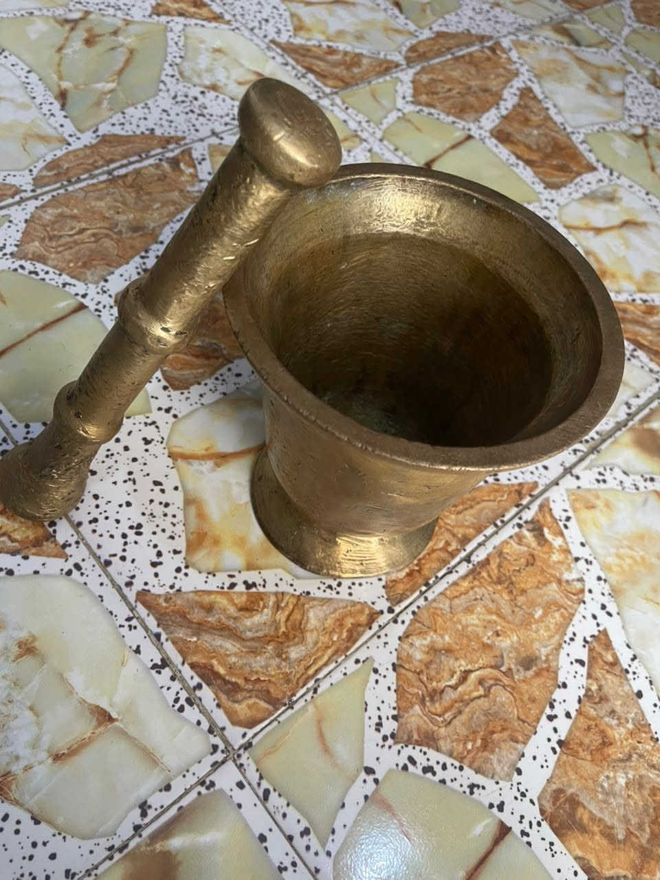 عندي هذا الهاون للبيع الي يريده يراسلني
