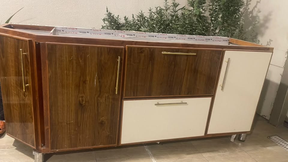 مرحبا هذا كاونتر المنيوم وسطحه مرمر 
نظيف سعره مناسب ب 175 الف 
البلديات ‭***********‬
