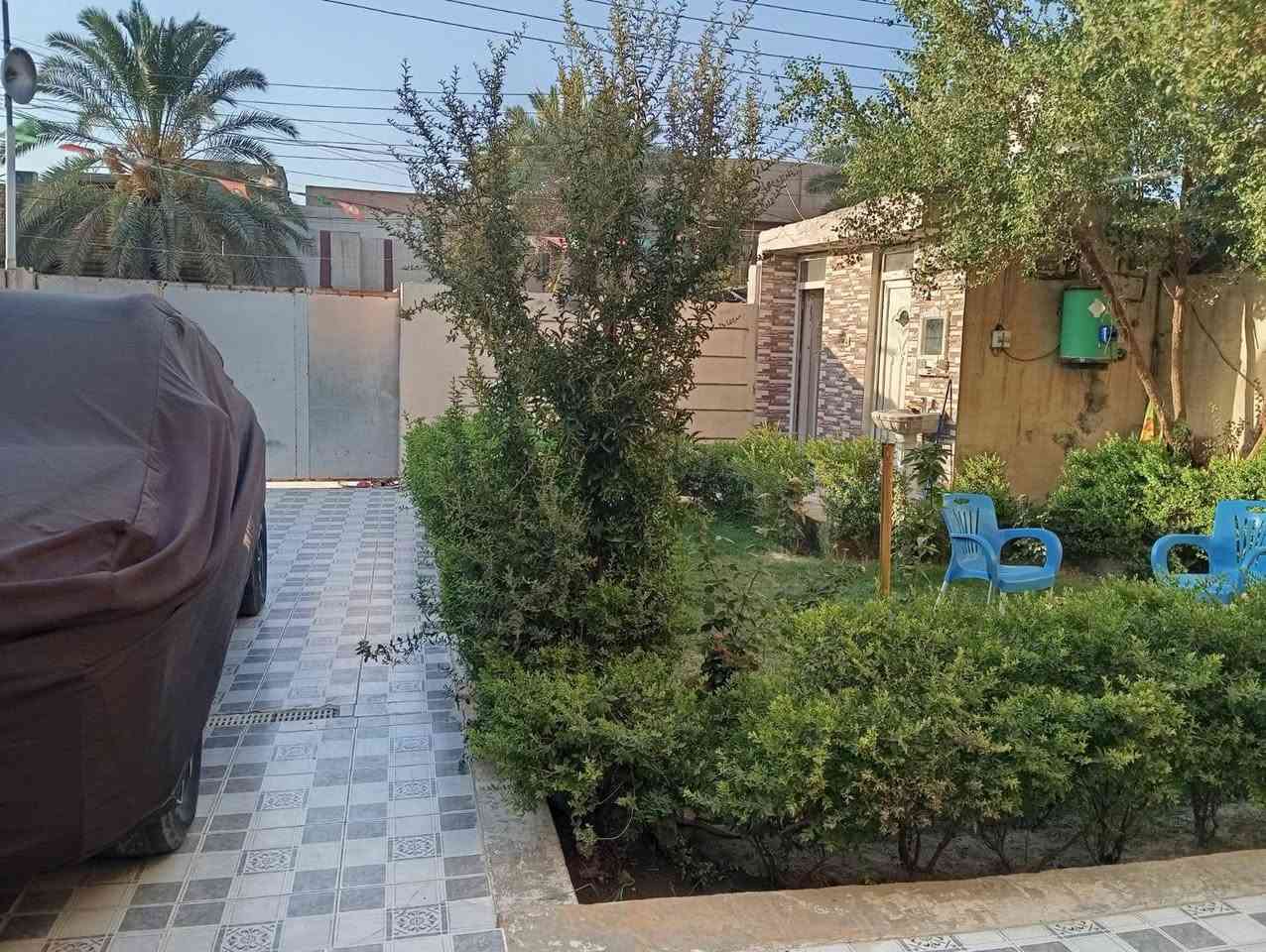 بيت للبيع مساحته ٢٧٥ متر بناء حديث يتكون من ٤ غرف وصاله واستقبال ومطبخ وحمام داخلي وخارجي وحديقه جبيره وكراج وعالي عن الشارع بالمهندسين الاتصال عل الرقم ***********

