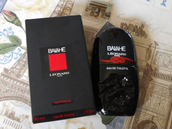 عطر بالاهي من ليونارد للجنسين BALAHE BY LEONARD PERFUME Eau de toilette 30 ml
♦️((هذا العطر نادر جداً وغير متوفر في الأسواق))

♦️بالاهي Balahe هو عطر شرقي زهري، تم إصداره عام 1983. 

♦️بالاهي Balahe هو عطر جميل وغني وفريد من نوعه، ممتاز ليلاً أو للطقس البارد، فهو يغلفك مثل معطف فرو سميك ناعم.

♦️مكونات العطر: الأزهار الشرقية، 
🔹المكونات العليا: الألدهيدات، البرقوق، الأناناس، الماندرين، البرغموت، الكزبرة، اليانسون.

🔹قلب العطر: مسك الروم، السوسن، الأوركيد، الياسمين، الورد، زهر البرتقال. 

🔹قاعدة العطر: المسك، الزباد، الفانيليا، خشب الصندل.

♦️الصنع: فرنسا 🇫🇷

♦️للطلب والاستفسار الاتصال على الرقم التالي: ‭***********‬ ‬
♦️توجد خدمة توصيل.
