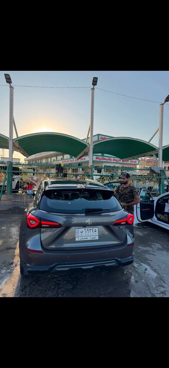 سلام عليكم MG one فول مواصفات اعلى فئة بنورما 5 كامرات قيادة ذاتية كشنات كهرباء موديل 23 لون اسمنتي كفالة عامة وكل سيرفس والصيانة بشركة ماشية 15 الف ضمان 6 سنوات سعر 165 وبيها مجال مكانها في البصرة 
***********
