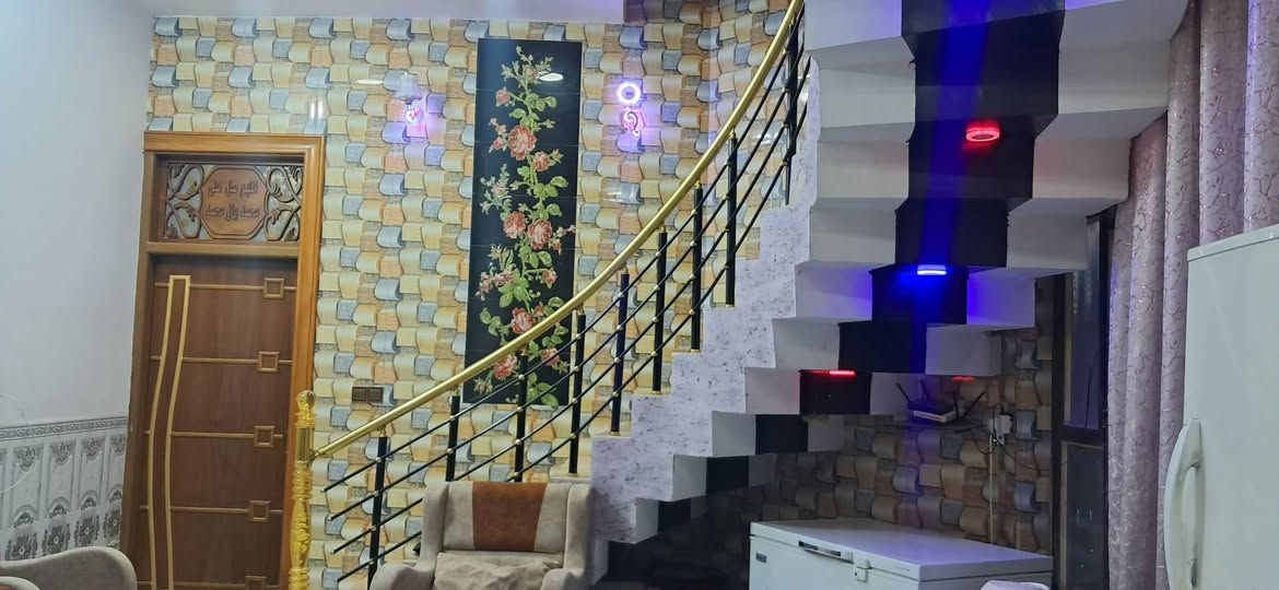 العنوان حي ديان مقابيل البانزيخانه الاهليه فرع ستاذ بدر العبيدي 
البيت للبيع السعر 120 أو بيه مجال 
المساحه 126 
بنيانه طابوك رباط كونكريت سكفه كونكريت 
رقم صاحب الدار ***********
تفاصيل البيت 
غرفه أو صاله أو براني أو مطبخ مجمع صحي خارجي أو داخلي 
أو بيه غرفه فوك
