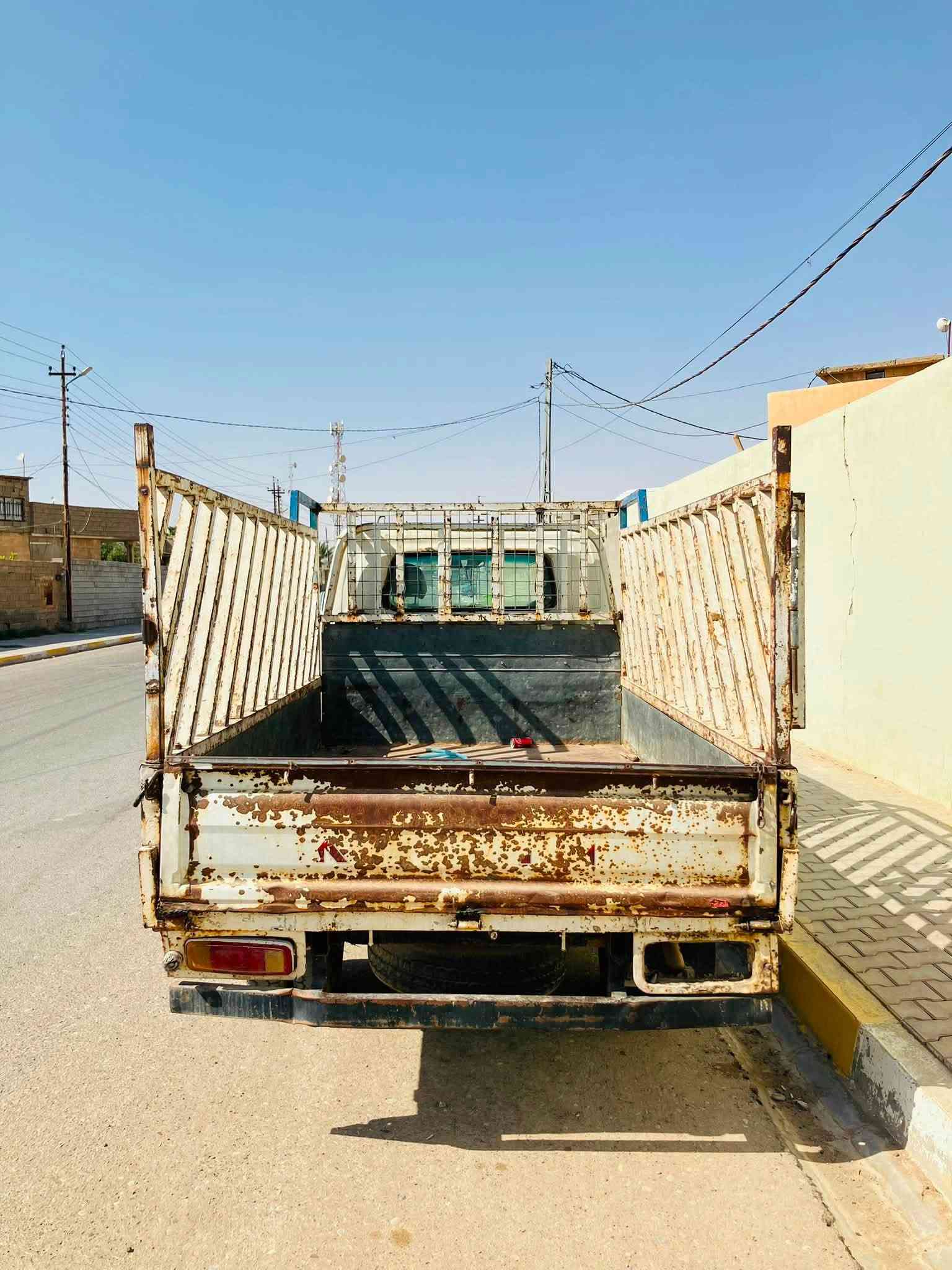 السلام عليكم
اعادة نشر بسبب الوعود الكاذبة 
كيا ام عيون موديل 2002 رقم ديالى مشروع وطني شرط التحويل 
كير محرك شرط، بيها بس فطر بالشاصي وملحوم بسعر مناسب ب 48 وبيها مجال المكان ناحية الزاب 

***********
