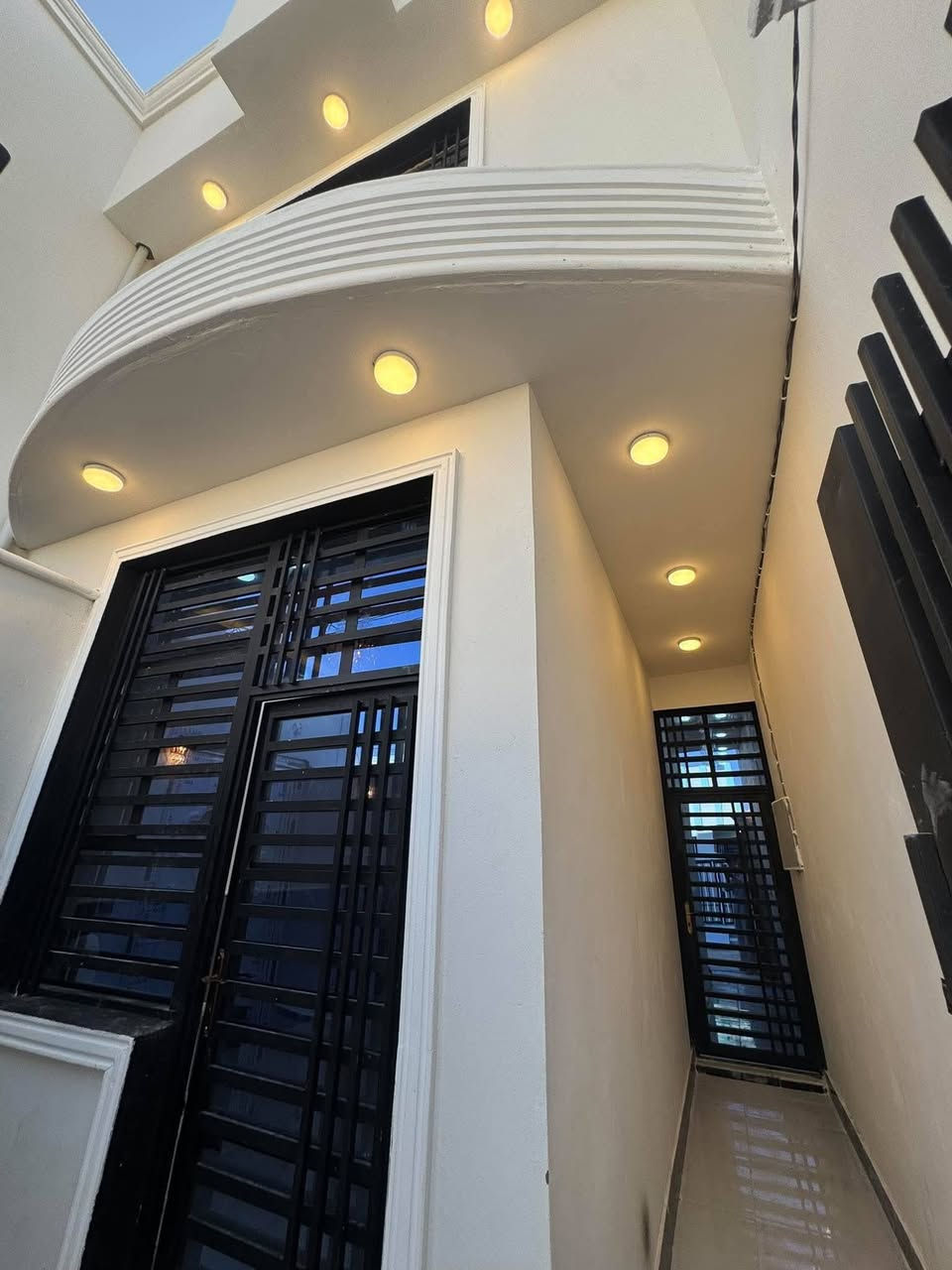 🏠 للبيع دار سكني مميز – حي النداء 
       البيت فارغ  جاهز للسكن 
📍 الموقع: حي النداء – مجمع بيتي الثاني 
📌 قريب جدًا من شارع مجمع السلطان 
⭐ موقع ممتاز جدًا وسهل الوصول

📐 المساحة: 100 متر
🏢 الدار: طابق ونص
🏘️. عدد الغرف:   2
✨ بناء مميز وحديث
🔹 تصميم عصري ومواصفات حديثة
🔹 موقع مرغوب وقريب من الخدمات والشارع العام

💰 السعر: 85مع المجال 

📞 للاستفسار والتواصل:  ***********
