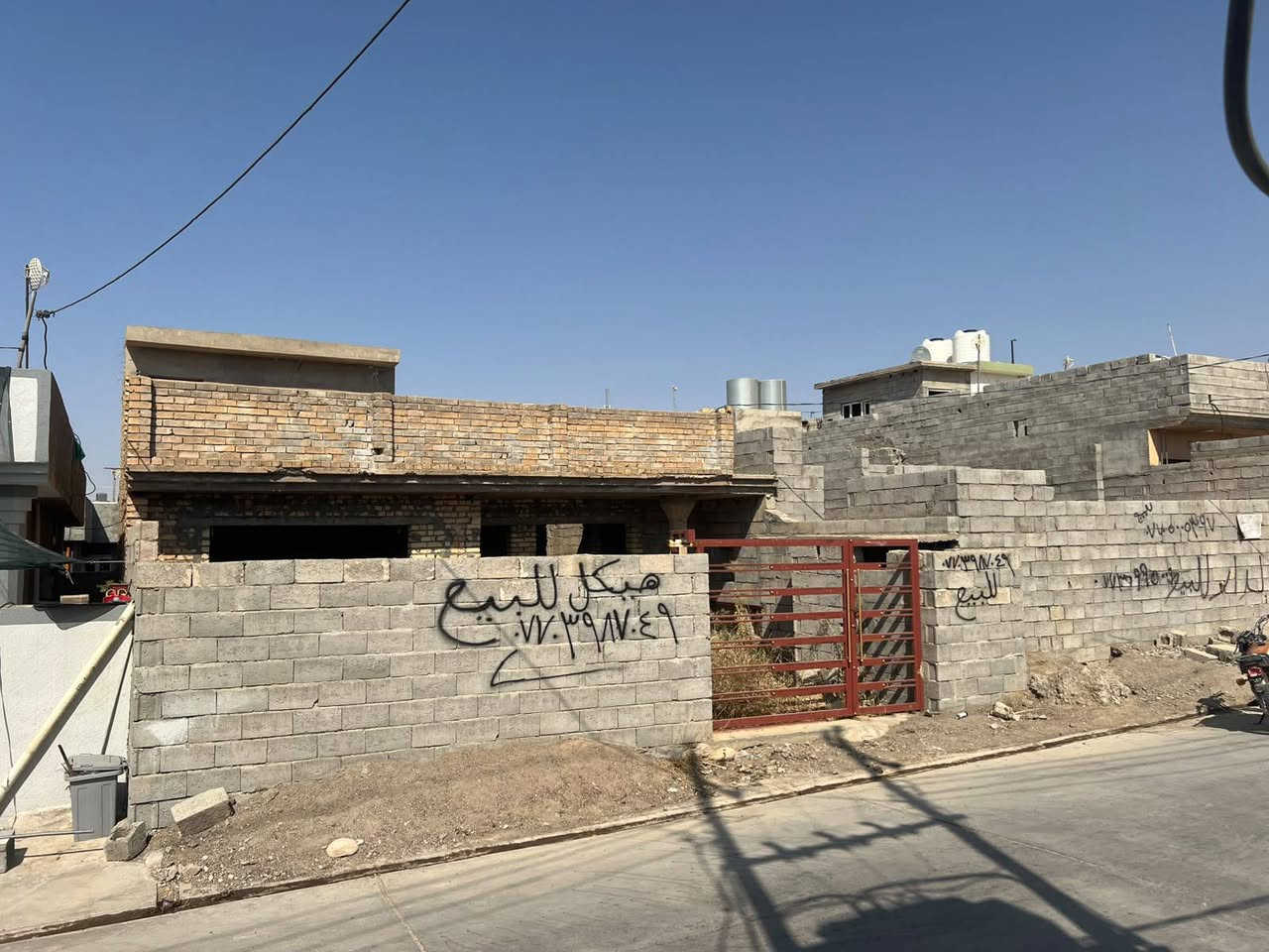 سلام عليكم هيكل للبيع زراعي عنوان بختياري خلف الكوميته قريبه من شارع العام مساحه 200متر غرفتين نوم وصاله واستقبال ومطبخ حار وبارد بناء  طابوك تائسيس مجاري و كهربائيات كامل السطح شتايكر  بس يرادله لبخ وكاشي  لأي استفسار يرجى اتصال بالرقم التالي***********
