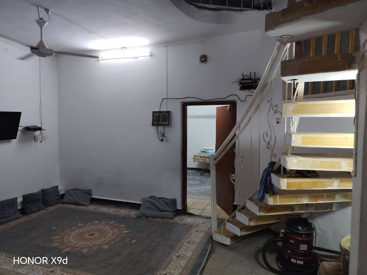 السلام عليكم البيت للبيع ام الخيل شارع المسبح الولمبي  البيت طابو صرف المساحه 94والواقع الحال 118كونكريت مسلح طابقين كدامه ساحه مشمول بلخدمات مكلف بنشر رقم الموبايل ***********
