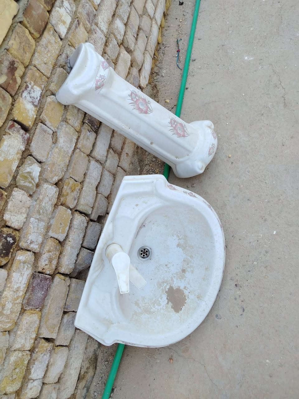 بلوك مستخدم نضيف ماملبوخ بيهن ٥٠٠ مكاني ديوانيه حي الجامعه ب٢٥٠ وبيهن مجال
وشباك نضيف رايده ب١٠٠ وبي مجال
وتنور غازي ارضي ب٢٥ وبي مجال
مغسله ب٢٥ وبيهه مجال 
***********
