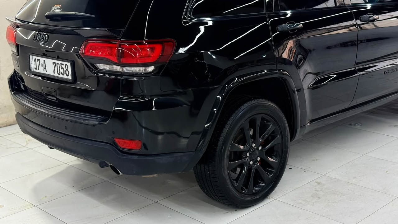 #السلام_عليكم  

🩸جيب جراند شيروكي
الموديل2020
 المحرك: 3.6L V6
رقم مثنى مميز رباعي باسمي 
الضرر: جاملغ وبنيد وباب خلفي 
 
المواصفات:ــــ
* صَفي المقاعد الأمامية كهربائية
* ويل قياس 20 انج
تايرات جديدة 
* شاشة كبيرة مع نظام ملاحة GPS
* نظام فور ويل اتوماتيك 
* مصابيح الخلفيه LED
* كشنات جلد
* بصمه بيبان وتشغيل
* صندوق  كهربائي 
* كاميرا خلفية دواره 
* مرايا متحسسه للضوء العالي 
* نظام بريك اوتوماتيك Auto Brake System 
‏* Auto Start System *
* حساس  خلفي
* تحكم ستيرن جهتين
* نظام ايكو نظام سبورت عند القياده  
* توقف ذاتي للمحرك
السعر بلاش 171 ورقه وبيه مجال 
صور الحادث موجوده بلمنشور 
صبغ ٤  قطع 
مكان السيارة الديوانيه 
للاستفسار الاتصال على الارقام
***********📱اتصال 
***********واتساب
