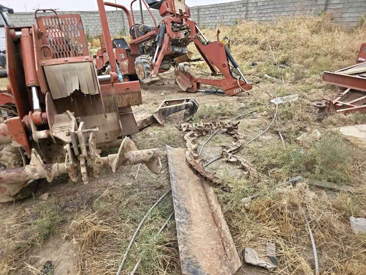 تراجر للبيع تحفر بوري ابو الربعه وكيبلات موديل ٢٠٠٠٥مامفتوح برقي بيهه عل شركه صناعتهه الماني  صلاح الدين الظلوعيه السعر ٤٠ ورقه وبيهه مجال مكاين ثنين ***********
