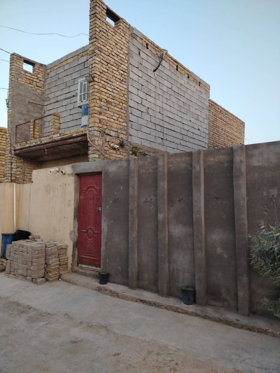 سلام عليكم دار ١٠٧ م بناء ٥٠ والباقي حديقه أساس رفت بناء طابوك سقف صب كونكريت طابقين يتكون من غرفتين وصوله ومطبخ وصحيات وحديقه داخل البيت السعر ٣٠ وبي مجال العنوان سايدين المطار شارع علكم الشبلي تواصل مكتب الغريري ***********
