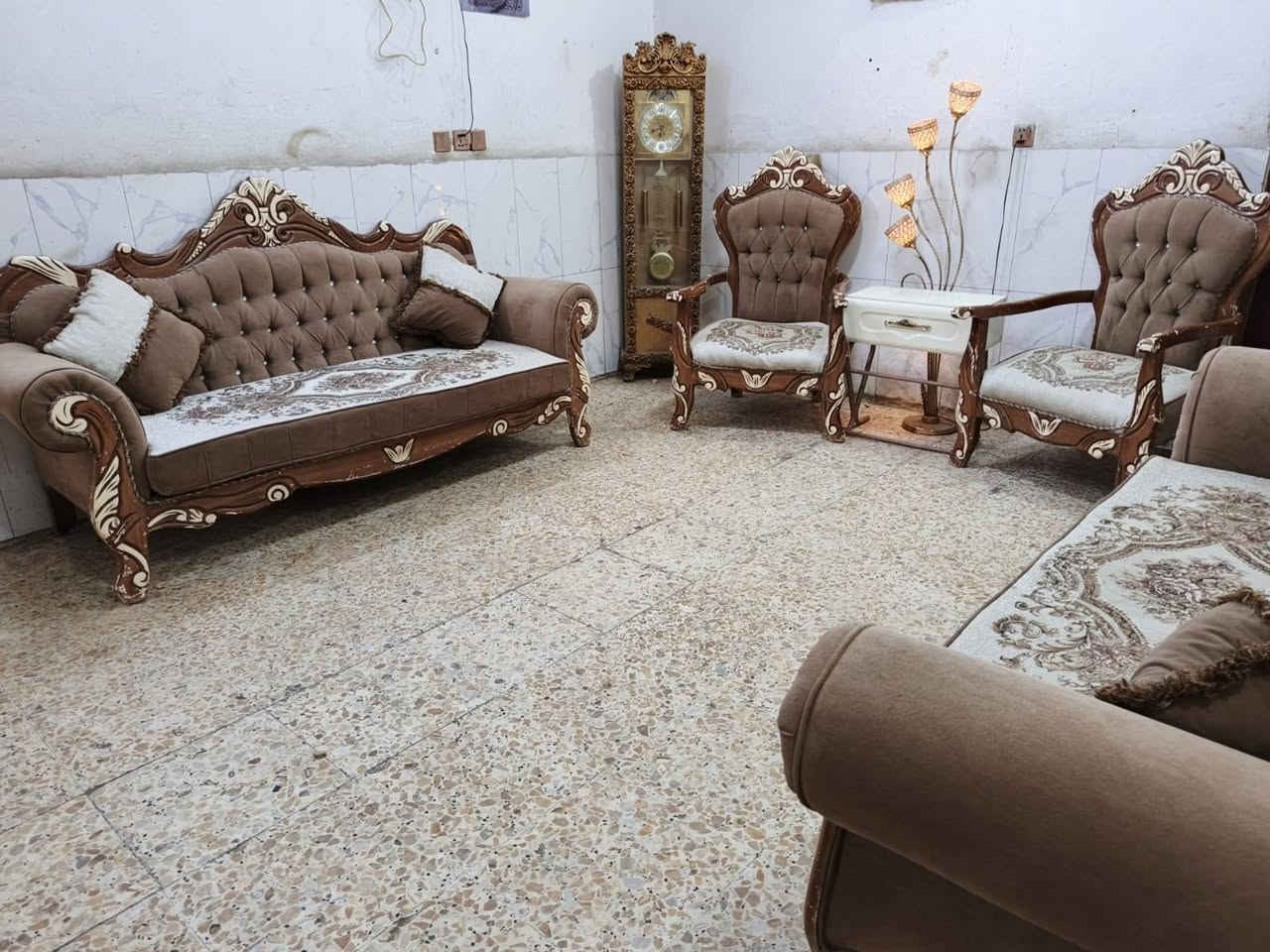 تخم زان ملكي تكمه نظيف جدا 8مقاعد ب290الف وبي مجال المكان الوشاش *********** يوجد توصيل بكروة يوجد واتس اب
