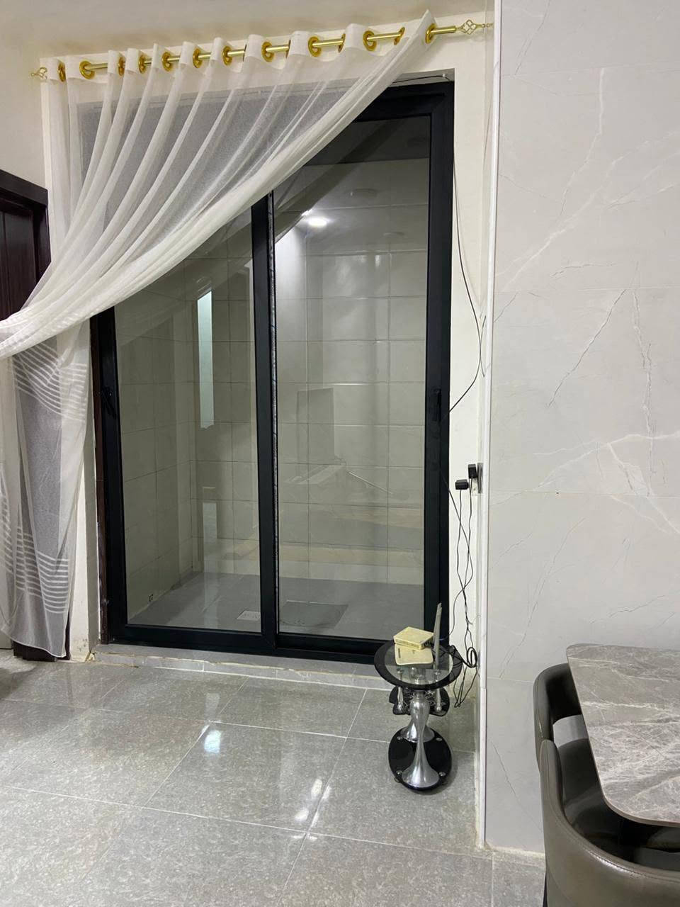 اقره الكليشه زين
سلام وعليكم عندي بيت 186متره وبناء 150  طابق ونص طابق الاول غرفتين نوم حمام2 وتواليت1 وحولي كبير ومطبخ واستقبال وكراج يكفي سياره واحد وحديقه أما طابق الثاني يوجد بلكونه وغرفه بصف البلكونه يرادله ترتيب مثلا كهربائيات وكاشي  موقع الدار الهياكل قرب شارع 60 سنه البناء 2025 سعره 165وبي مجال بسيط رقمي *********** مستعجل عل بيع الله شاهد المفروض يكون. سعره 220او230 بس لين متوازي وصار عندي ضرف سند17 ومعروفه الهياكل كلهه سند17
