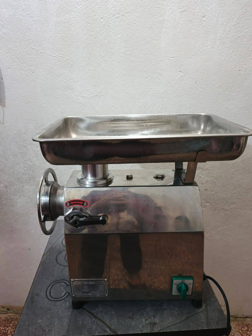 غراض مطعم مثرامه TK32تركي اصليه ميوزه سل استيل غذائي تركي ثقيل عارضة مشروبات شغاله شرط الفحص وعندي طباكات مال سمج وعندي طاولات طعام كلش نضيفات ***********
