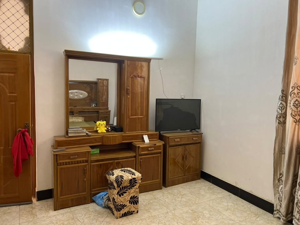 سلام عليكم غرفه أخشاب للبيع
7 قطع مامستخدمه نهائياً 
سعرها 1200 عنوان حله مركز
للتواصل ***********
