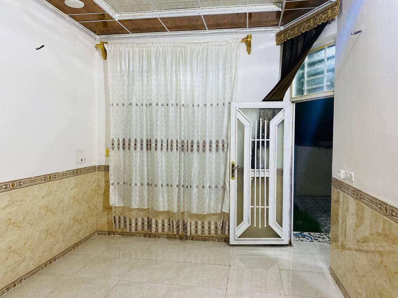 🏡 بيت للبيع

📍 الموقع: نهاية حي الشرطة – آخر فرعين، يم العويسات، فرع مُبلّط.

📐 المساحة: 180 متر.

✨ مواصفات البيت:

* غرفتا نوم.
* استقبال.
* مطبخ.
* بيتونة.
* حزام سيراميك في الاستقبال والمطبخ فقط.
* أرضية البيت كاملة سيراميك.
* سقف ثانوي.
* جميع الخدمات متوفرة.
* البيت مرتب وجاهز للسكن ولا يحتاج أي مصروف.

💰 السعر: 60مليون دينار.

📞 للاستفسار:
***********
***********
📲 اتصال وواتساب متوفر
