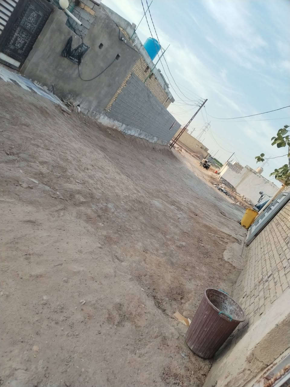 #بيت_زراعي170م + قطعه 200م تابعه للبيت تريد بس البيت تريد البيت والقطعه تريد بس القطعه كلشي يرهم 

#الموقع حي الرسول طريق نصر دوايه خلف المدرسه
#يتكون من غرفتين وصاله واستقبال ومطبخ وصحيات خارجيه
#بلوك_عكاده سيراميك ونضيف ومرتب
ويرهم مراوس بصوب صقير بسكون جبير وطي فرق بصيط ***********
