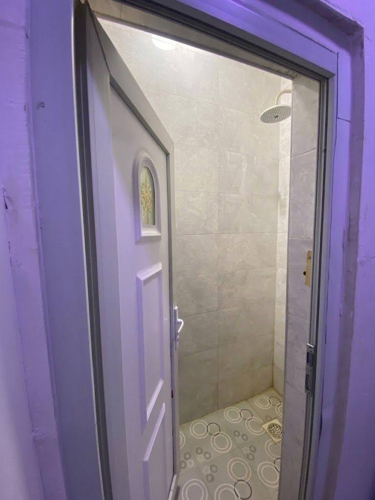 سلام عليكم  بيت زين العابدي مقابل مجمع الرواد باب باب
مساحه ١٣٠ متر 
ارض باسم عراقي ٢٥ 
غرفتين 
صاله صحيات 
غرفه ٦ متر بيه حمام 
غرفه ثانيه ٤×٤
استقال معزول 
حمام  تواليت داخلي وتوليت ثاني خارجي
اكو غرفة زغير مسوية مخزن بالسطح 
جيران فوق الذهب الله شاهد 
السعر ٧٠ بي مجال
***********
