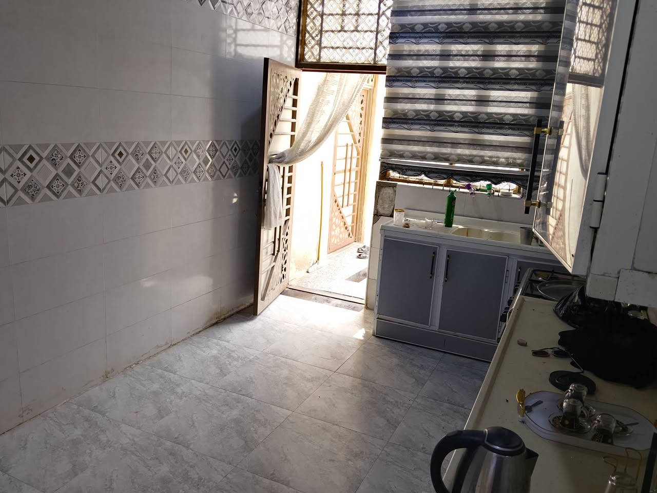 سلام عليكم بيت البيع في حي بغداد المكان البيت عله خدمات وكدامه ربع سايدات مكانه كلش راقي البيت بلديه البيت مساحه 300باني 150وضاله 150ستفسار عله رقم البيت سعره 90وبيه مجال الستفسار عله الرقم ***********
