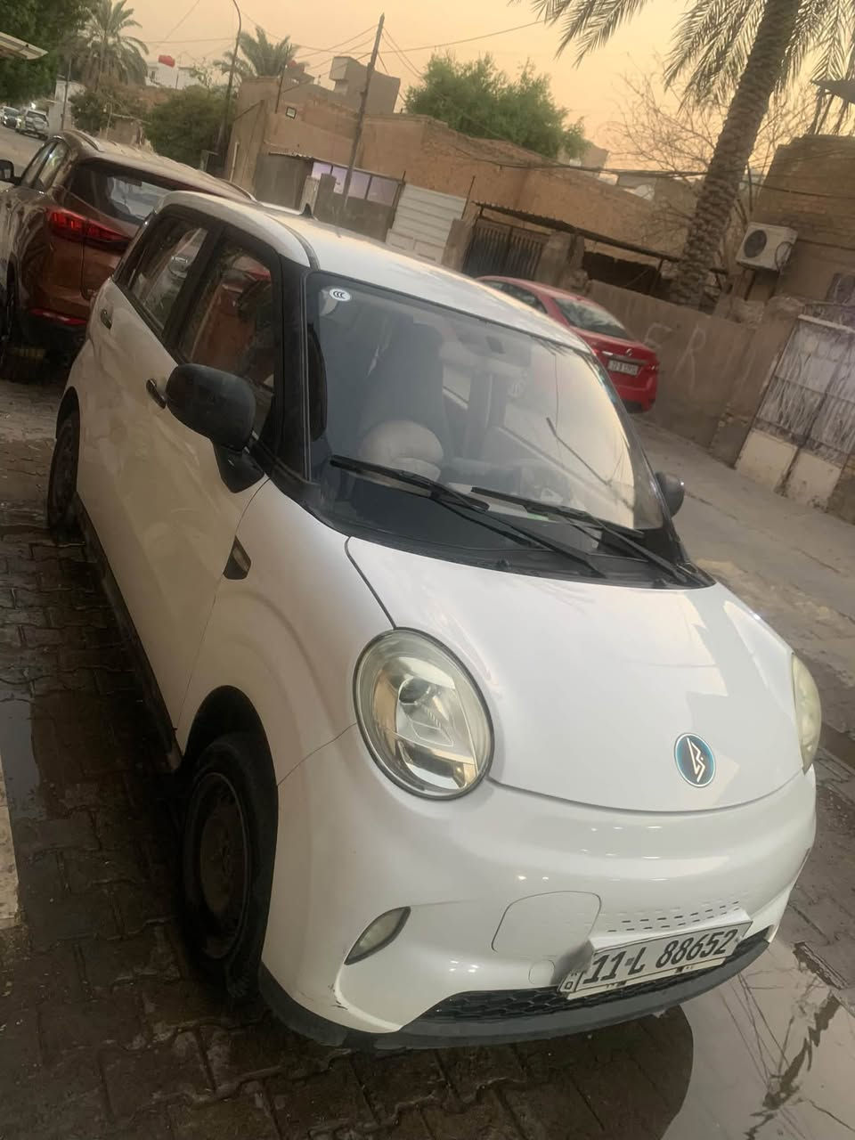 السلام عليكم
الحلوة نعومي للبيع
سيارة كهربائية ناعمة بس غرفتها واسعة
موديل ٢٠٢٣
ممشاها ٤٢،٠١١ كيلو
بيها ضربة باب خلف السايق ومتصلحة
وضربة حديثة موضحة بالصورة الدعامية وخدشة بالباب الخلفي 
كهربائياتها شغالة
صدر اشتغلته قبل شهر ونص
تايرات خلفي جدد قبل شهر
الزراكه صوندتها فالته ينراد ترجع لمكانها وتتثبت بشكل مضبوط بس مسويتها
بيها صوت خفيف اثناء الاستدارة بسبب الدرام شفت بدلته تحوير مو اصلي فرق اقل السانتيم ف كلي من البداية حيصير اكو صوت بس الي يشتريها يكدر يبدله بواحد من الشركة ويختفي كلشي
تمشيك ١٨٥ تقريباً
يطول شحنها ٥ ساعات ونصف
تسحب ٨-١٦-٣٢ امبير حسب خيارات الشاحنة
السيارة حلوة ومرتبة تاخذها تدعيلي
تنسى شي اسمه مصرف وعطلات لان مبيها غير بس ماء للزراكات وتحطها عالشحن
سعرها بالشركة حالياً موديل ٢٥ ب ١٤،٩٠٠
السعر المعروض ١١،٥٠٠ ومنختلف ان شاء الله ويه الشراي
مكانها بغداد اعضمية
شرط التحويل  
***********
