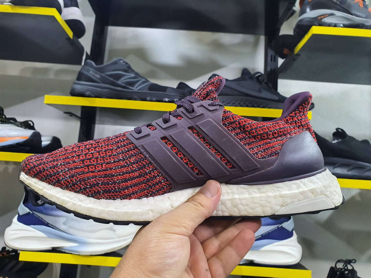 ترنشوز من ماركة Adidas  الترا بوست شرط اورجينال 
السعر ٢٥ الف
قياس ٤٤
طول القدم ٢٨ 
التواصل عالخاص أو على الرقم ***********
يوجد توصيل
