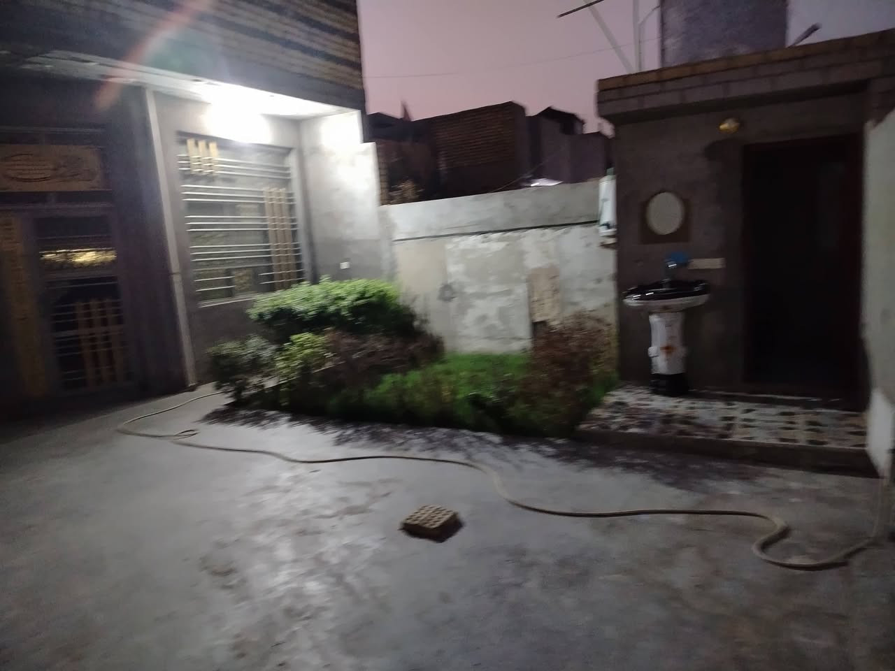 السلام عليكم بيت للبيع طابو صرف المعامل الباوية شارع الساده قرب بيت سيد عبد العظيم بناء حديث ***********
