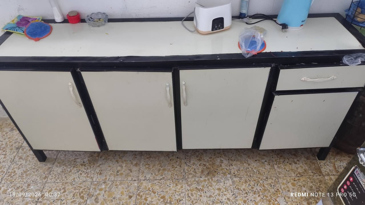 كاونتر سوگي ٣ قطع
ميز تلفزيون جديد 
قنفات عدد ٢ 
سعرهن كلهن بدون عملة من الاخير 
٢٥٠ 
المكان حي العسكري قرب گريت مول 
الرقم ***********

نص مكتوب في الصور:
- 19/09/2026 00:37 REDMI NOTE 13 PRO 5G
- 19/09/2026 00:37
- REDMI NOTE 13 PRO 5G
- 19/09/2026 00:36 REDMI NOTE 13 PRO 5G