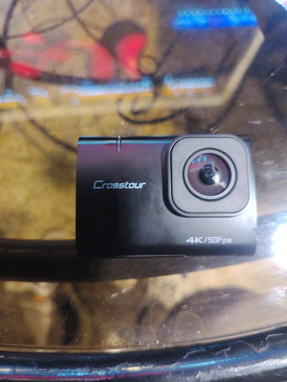 السلام عليكم متوفر كامره نوع Crosstour دقة 4Kع 50 فريم حقيقي موجود فيديو الها بتصويرها هيه وكارتونها والستاندات مالها  تريد تربطها بالخوذه تريد ع صدرك تريد بالدراجه مستخدمة اقل من اسبوع معاها شاحنه وشاحنه  مال باتري ودبل باتري سعرها 135 الف وبيها مجال بسيط
