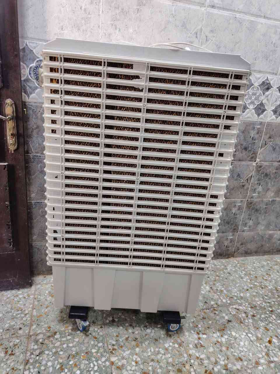 سلام عليكم  💥💦 مبرده حجم. كبير. جديده كلش كلش نضافه 100/100.     لا مزروفه ولا داخله تصليح ابد سبب بيع ضيق مكان   جاهزه. 3. سرع واتر بم موزع هوه كامله. قفل تايرات. سعر 150 وبيها مجال. مكاني بغداد حسينة رقم هاتف فقط واتساب ***********
