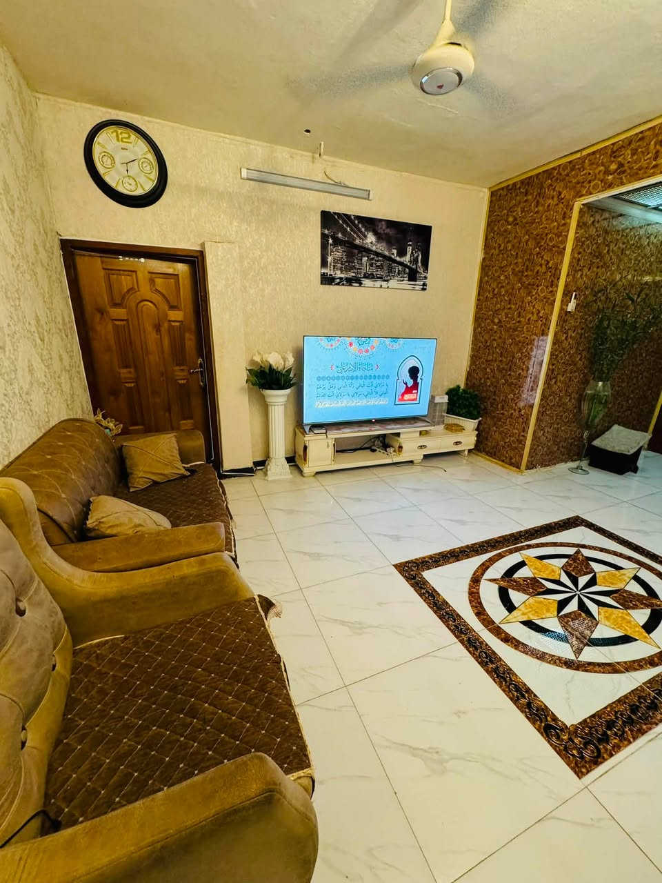 دار 100 متر للبيع في حي الجهاد محلة 895
البيت طابق ونص الطابق الاول صالة ومطبخ وغرفة نوم كبيره وحمام غربي وشرقي وترك 
الطابق الثاني غرفة نوم كبيرة وغرفة نوم صغيره
مخزن كبير على السطح والبيت بي سطحين
السعر مناسب ورايدي 167
للأستفسار ***********
