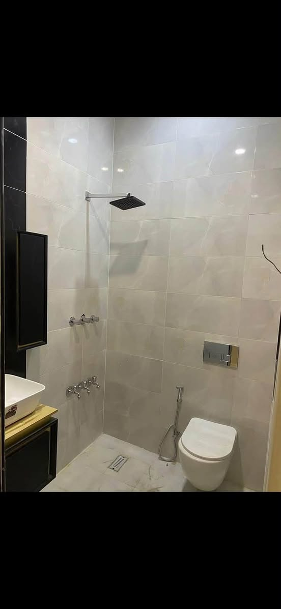 بيت للبيع بناء جديد 2025 درجة اولى شارع عريض
المساحه 70 متر مربع صابو صرف 3 طوابق 4 غرف نوم واستقبال وصالة الواجهه 5 متر بي تداخل من الخلف بالغرف الاخيره 
كراج كبير وخدمات خارجيه
يحتوي على استقبال 3.5 * 5
ممر جانب الاستقبال
خدمات في الطابقين 
مطبخ كبير
غرف نوم كبيره 5*4.5
وثلاث غرف نوم 2*5
العنوان الشعب قرب سوق شلال منفذ الخيمة او شارع وصفي المضمد بنفس الشارع العريض قرب اسواق ضياء
***********
