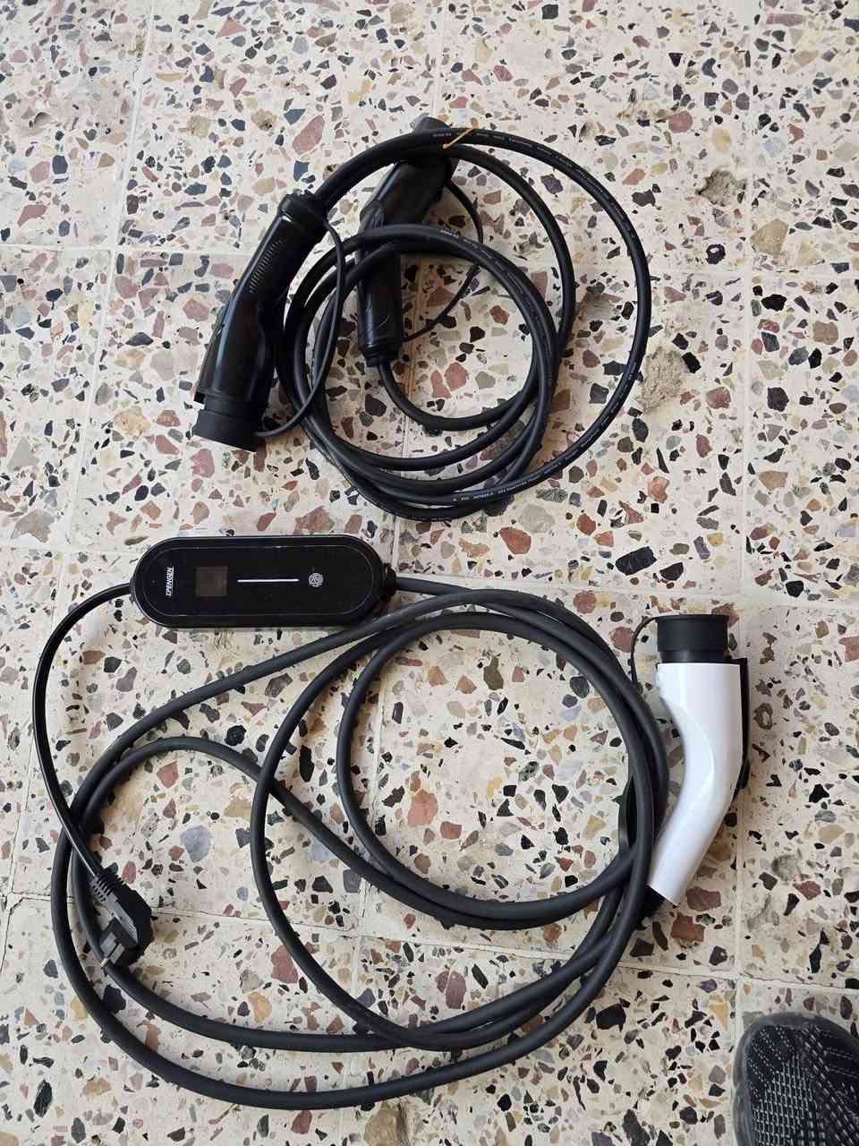 مساء الخير شباب شاحنه بي وايدي بدون ايرث اصليه المانيه مع شاحنه طريق خارجي مع رأس موصله السعر 300 ألف وبي مجال *********** العنوان فلوجه
