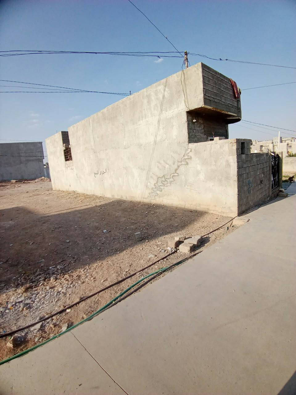 #بيت_للبيع
مساحة 150 متر جاهز للسكن
 غرفتين + هول + صحيات + مطبخ + ماء + كهرباء
البيت كامل فقط الواجها ما كامله والهول والمطبخ والباقي كامل والتبليط للباب 
عنون القوسيات قرب مدرسة غصن الزيتون
#السعر_37 وبي مجال بسيط 
للتواصل على الارقام
*********** كورك واتساب
‏‪***********‬‏ اسيا واتساب
