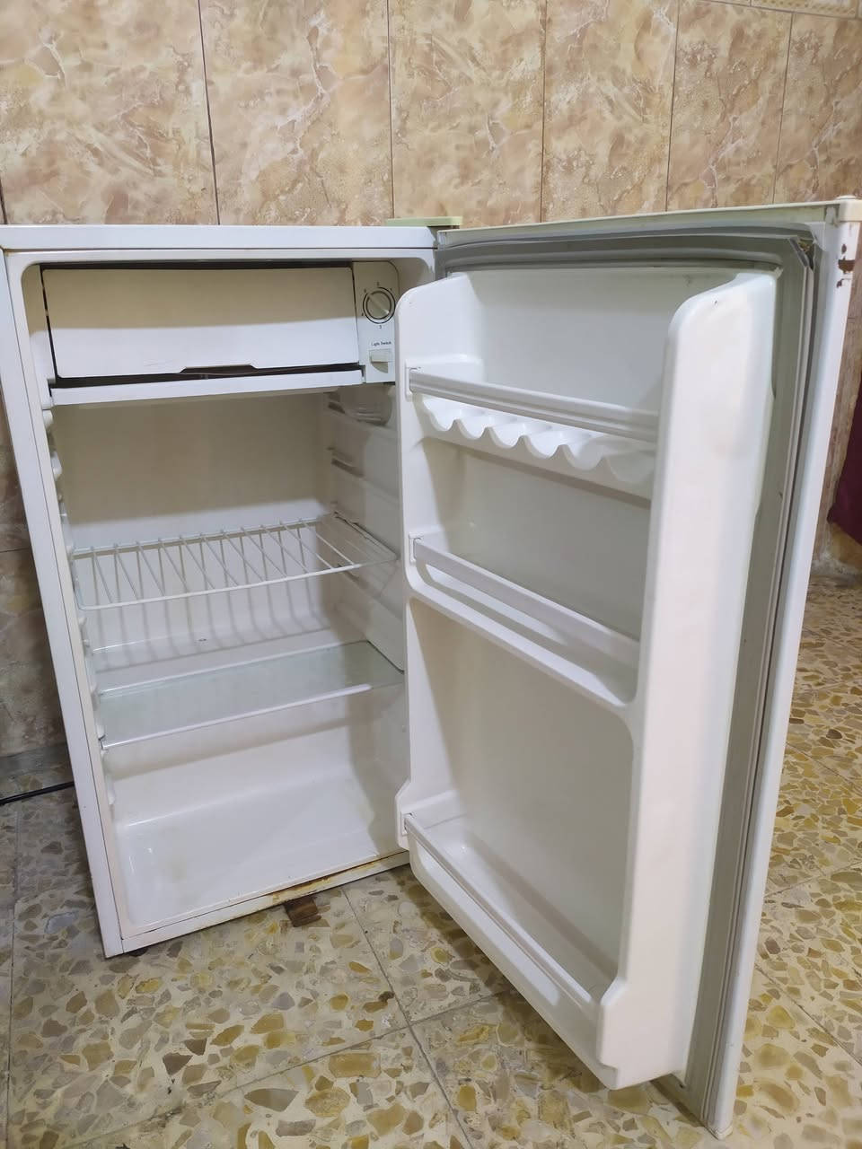 ثلاجه صغيرة • نضيفه وتجمد • كربلاء حي الغدير