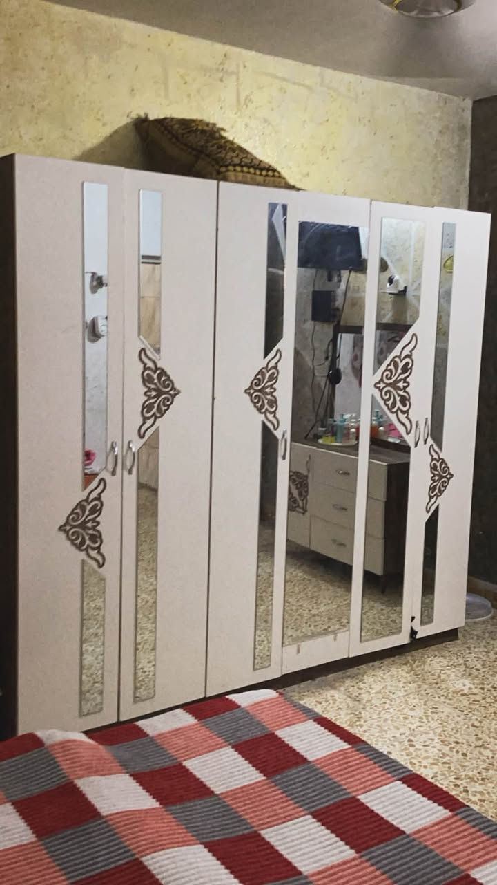 السلام عليكم غراض مال بيت كامل لللبيع 
مستخدمات فقط 5اشهر  

غرفه نوم تركي 5قطع كنتور 6بوب جربايه ميز مرايه ومجرات عدد 2
سعر الغرفه ويا دوشك 525

ثلاجه سعرها ٢٠٠كلشي مابيها وتشتغل 

كاونتر 3قطع سعره 240 السنك مرمر 

مبرده تشتغل جديده سعرها ١٠٠الف 

طباخ يشتغل فرن والعيون كامله سعره ٥٠الف 

عنواني زعفرانيه اربع شوارع شارع جواهري 

رقم ***********
