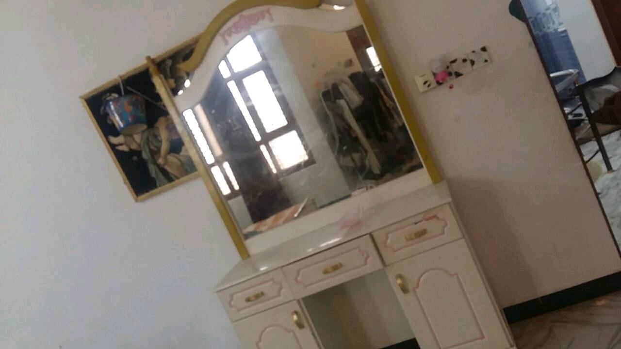 كنتور و ميز مرايه ب 300 الف جدد م بيهن اي شي خشب اصلي بس شويه صبغ من الداخل وبي مجال