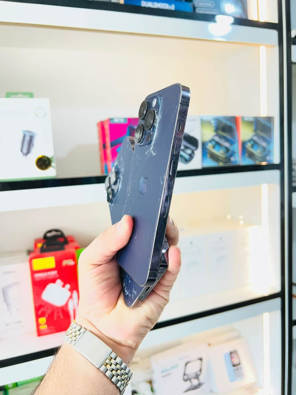 السلام عليكم 🫡
للبيع قطعتين 14 
الاول.. iPhone 14 pro max 
ذاكرا 128 
بطاريه 81% بلاد 
نموذج M شرق اوسط دبل سيمكارت 
نضافه 85% لون بنفسجي 
الجهازوضع شركه وتر بروف لا مفتوح ولا مصلح كله بلادي فقط الظهر مفطور الباقي كله كفاله وشغال السعر قفل ٦٧٠ الف 
الثاني iPhone 14 pro فقط 
ذاكرا 256 
بطاريه 79% بلاد ابد متصرف 
الجهاز وضع شركه كله شغال لا مفتوح ولا مصلح وتر فقط الظهر مفطور كله بلاد السعر قفل ٥٩٠ الف مكاني بغداد مدينه الصدر رقمي ***********
