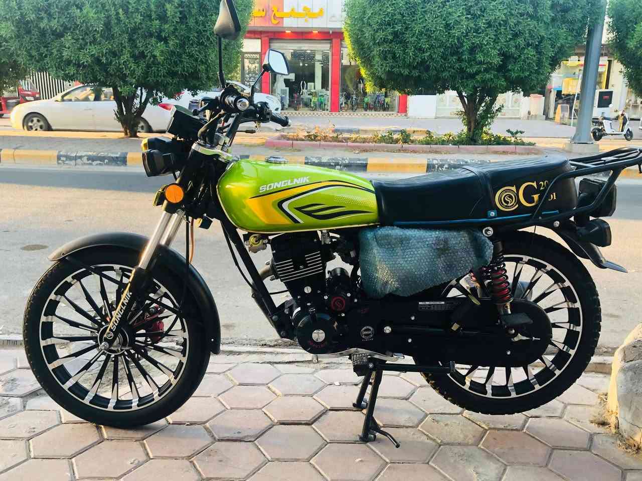 سلام عليك
سونلينك موديل 2026 
مكينه 200
دبل سويج وبصمه 
ما بيهه اي نقص 
السعر 850 وبيه مجال 
مكان الدراجه بغداد المحموديه 
دراجه جديد ونضيفه وأحله من الصوره 
***********
